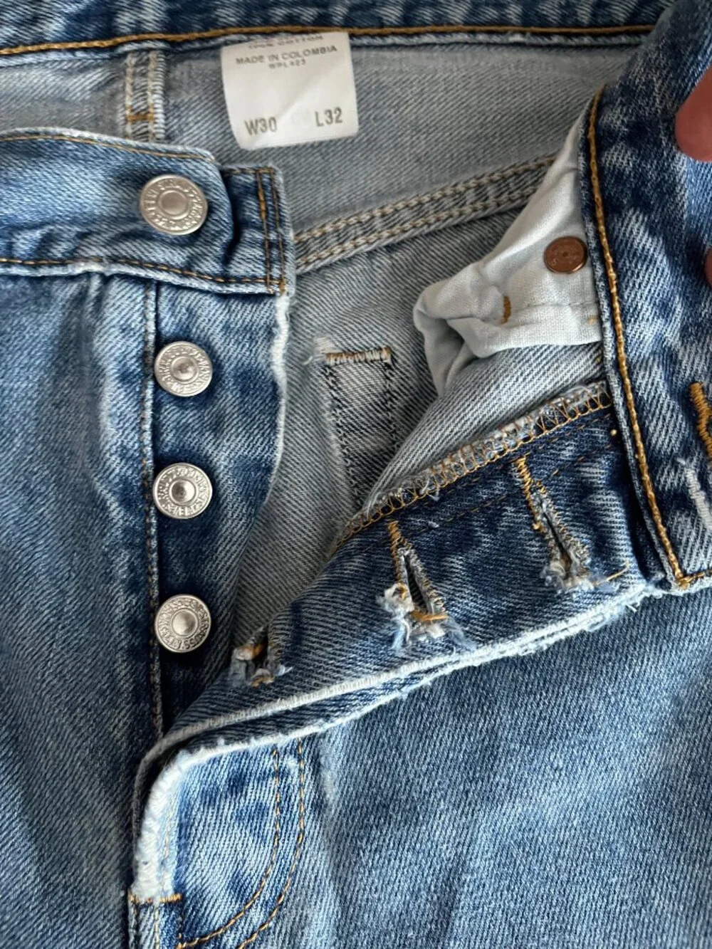 VTG Levi's 501 31x32 Medium Wash Broken in Blank Red Tag 2005